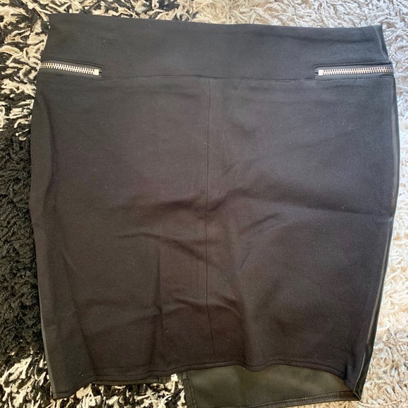 Black Faux Leather Mini Skirt, Size M *Brand New* - Picture 3 of 4